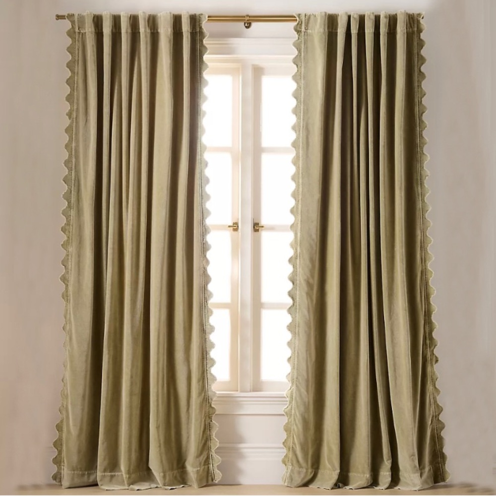 New Anthropologie Trova Velvet Scalloped-Edge Curtain (1 panel)